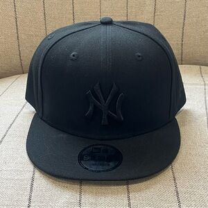 NEW YORK YANKEES New Era 9Fifty Black Adjustable SnapBack Hat (NWT)